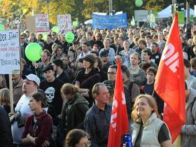 Auf dem Bild sehen Sie ein eine Menschenmenge auf einer Demonstration