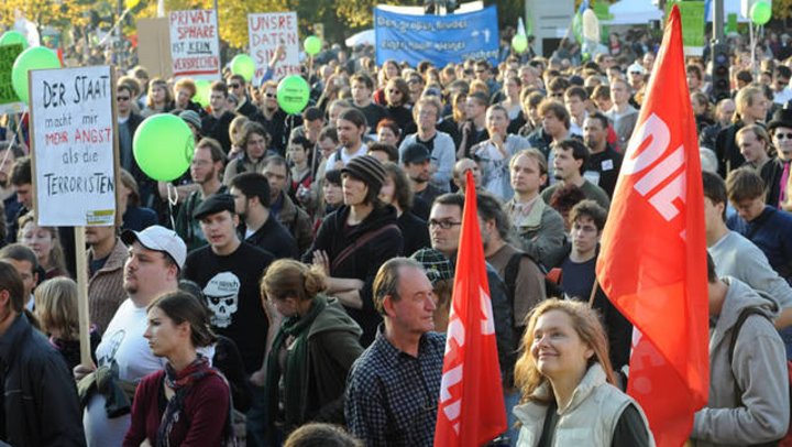 Auf dem Bild sehen Sie ein eine Menschenmenge auf einer Demonstration